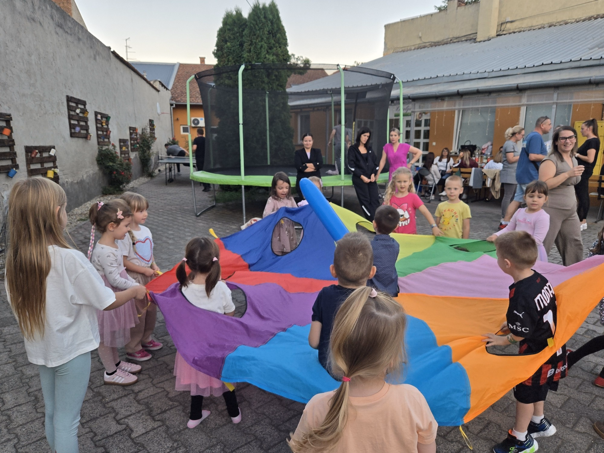 Animatori i djeca u igri